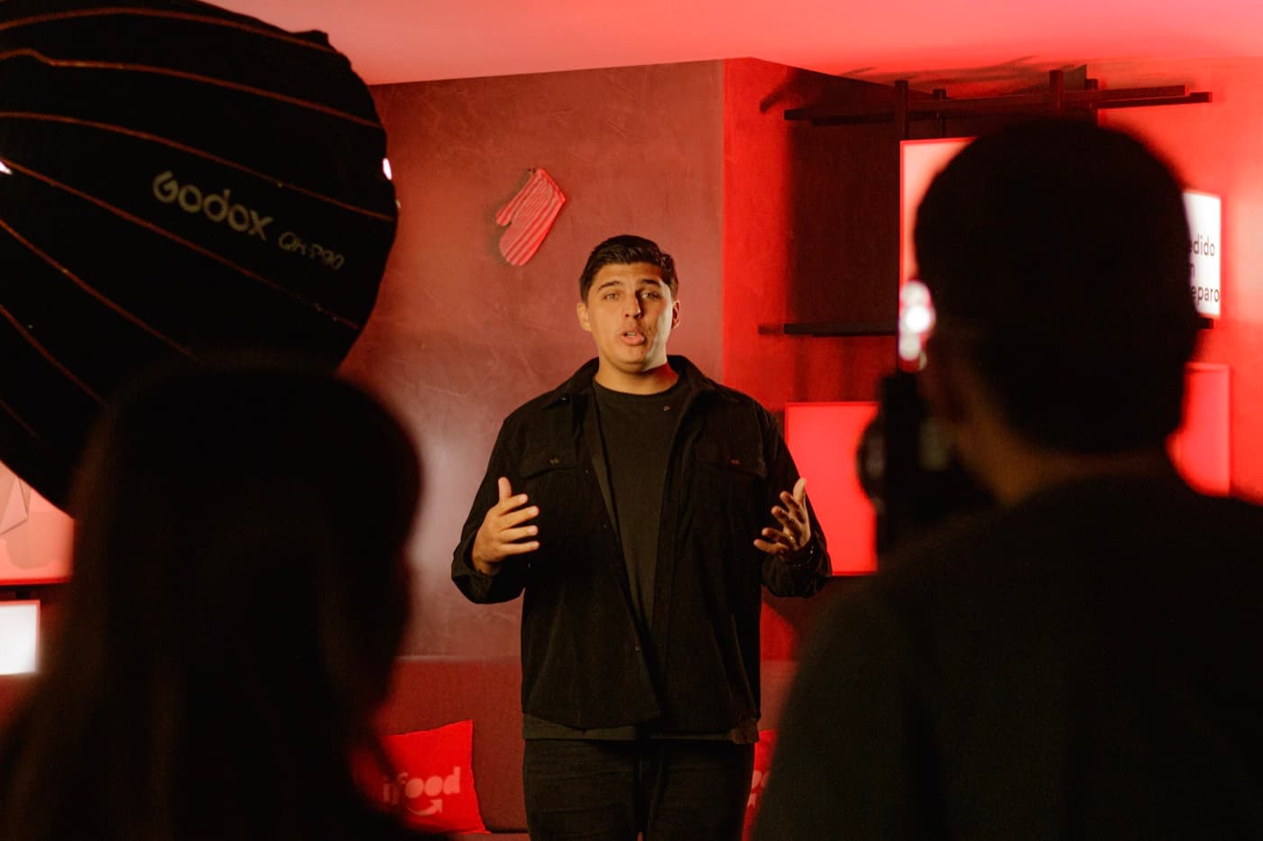 Lucas Pereira gravando conteúdo com o iFood