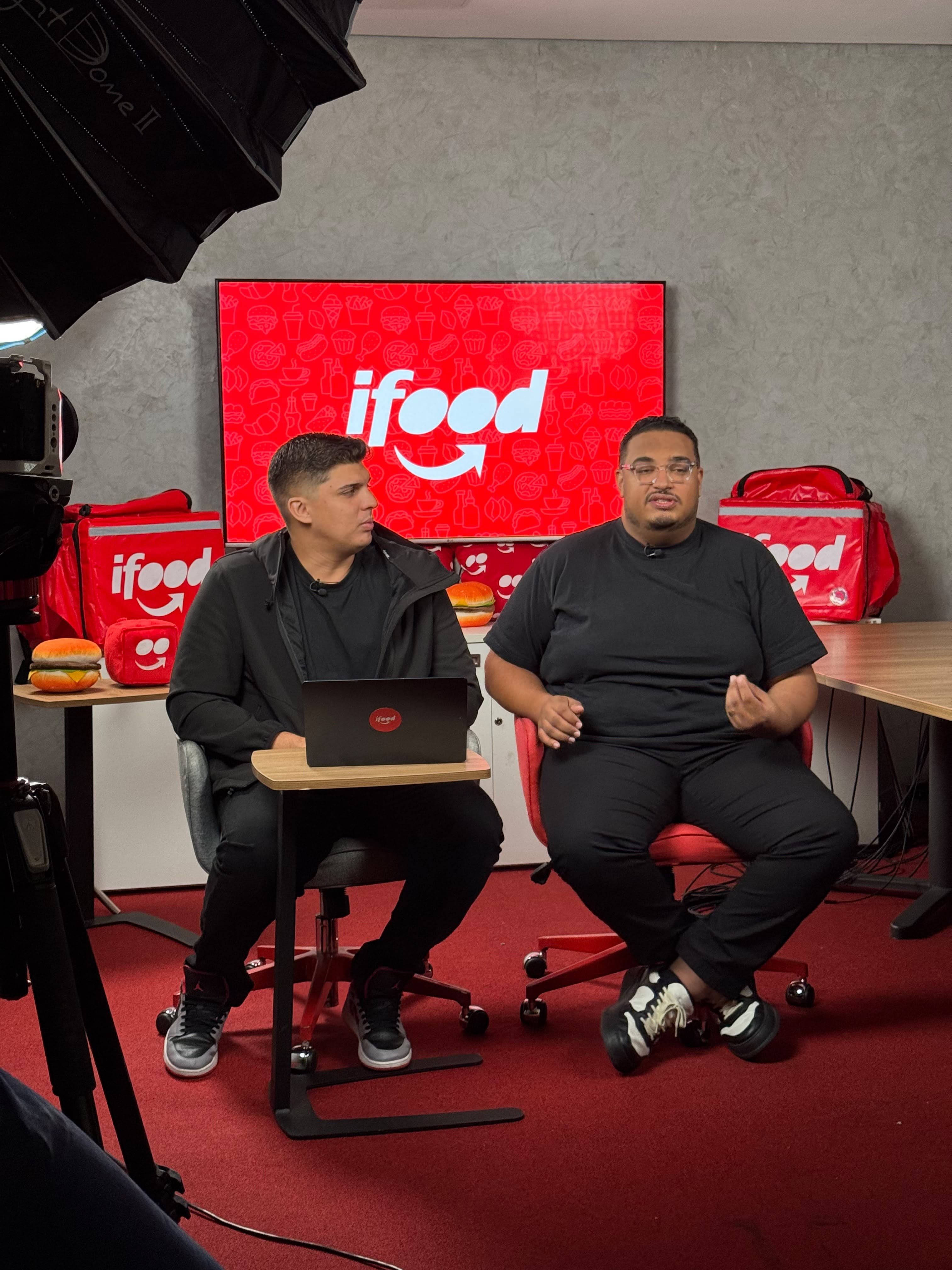 Lucas Pereira gravando conteúdo no estúdio do iFood